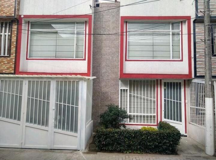 Alojamiento "Como En Casa" Cerca Al Aeropuerto!! Bogotá Kültér fotó